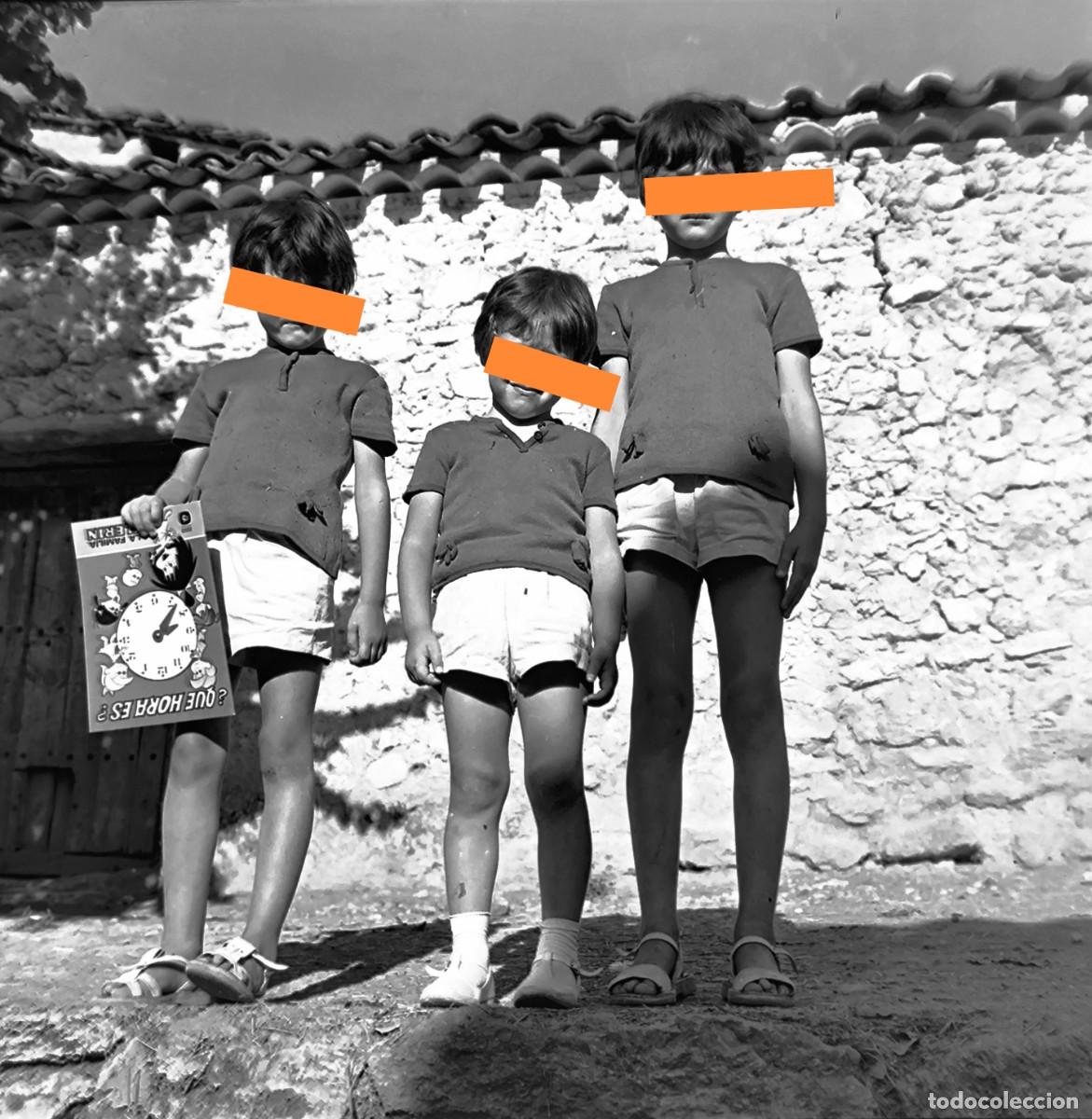 Fotograf&iacute;a antigua: Antiguo negativo de fotograf&iacute;a. Ni&ntilde;o con libro de Teler&iacute;n. A&ntilde;o 1965.