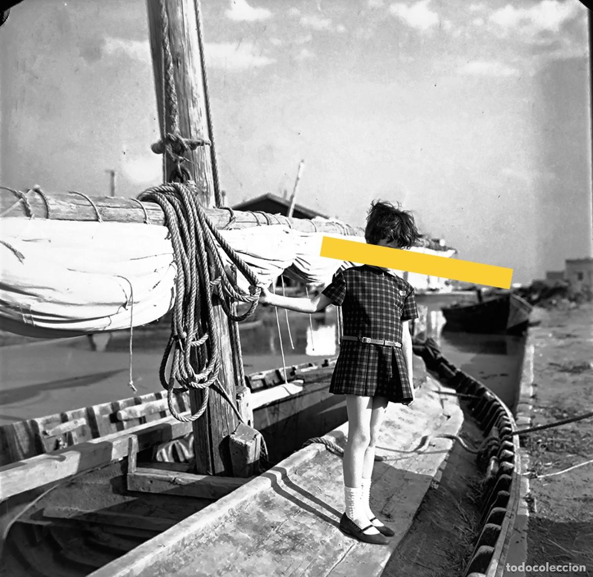 Fotografia antiga: Antiguo negativo de fotograf&iacute;a. Ni&ntilde;a en la barca. A&ntilde;os 50/60.