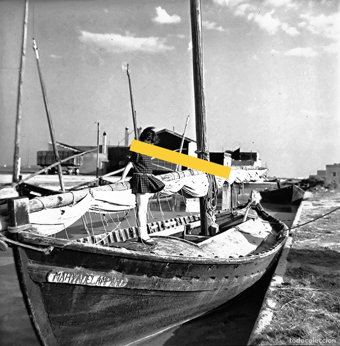 Fotografia antiga: Antiguo negativo de fotograf&iacute;a. Ni&ntilde;a en la barca. A&ntilde;os 50/60.
