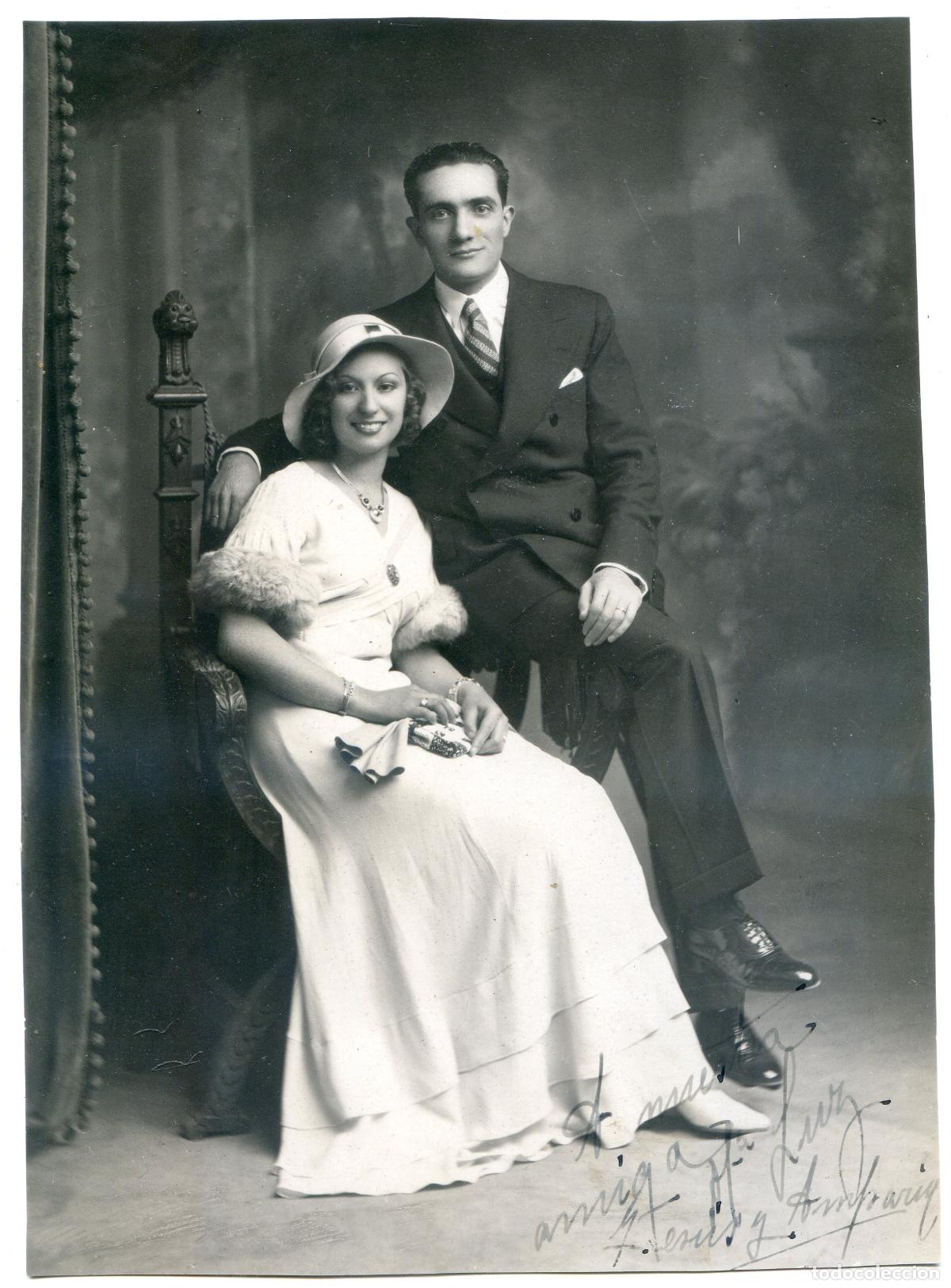 Fotograf&iacute;a antigua: Retrato dedicado de pareja elegante, a&ntilde;os 20. 15x20,5 cm.