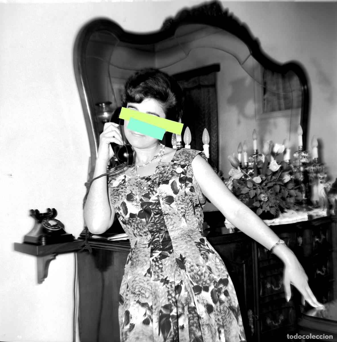 Fotograf&iacute;a antigua: Antiguo negativo de fotograf&iacute;a. Se&ntilde;orita con el tel&eacute;fono. A&ntilde;os 50.