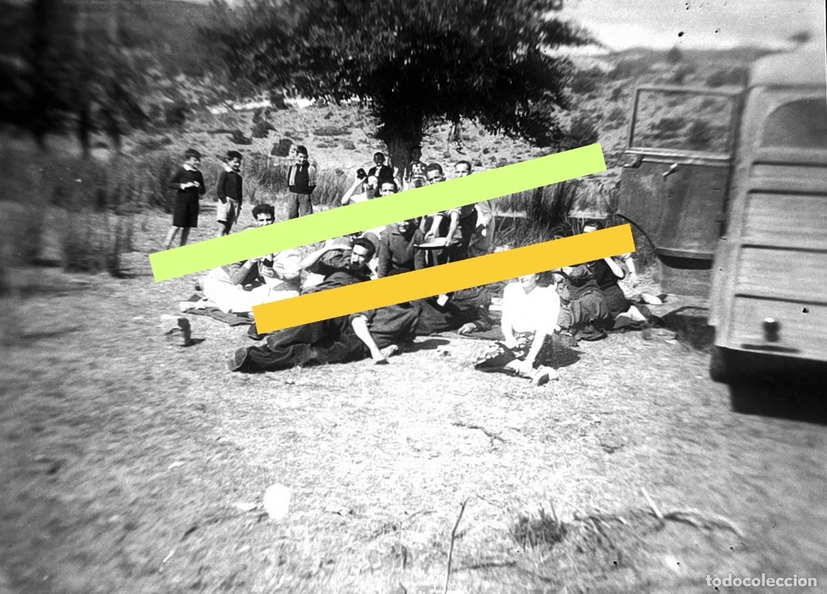 Fotografia antica: Antiguo negativo de fotograf&iacute;a. Grupo de amigos junto al coche, camioneta furg&oacute;n. A&ntilde;os 30/40
