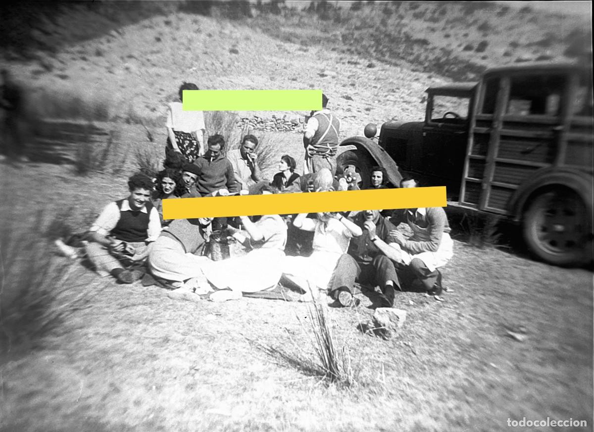 Fotografia antiga: Antiguo negativo de fotograf&iacute;a. Grupo de amigos junto al coche, camioneta furg&oacute;n. A&ntilde;os 30/40