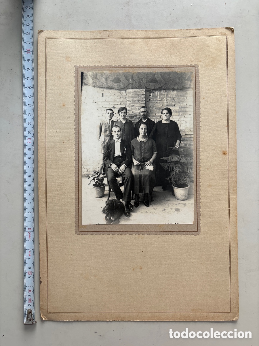 Fotograf&iacute;a antigua: FOTO. GRUPO FAMILIAR EN EL CORRAL DE CASA. LOCALIDAD?. FOT&Oacute;GRAFO?.