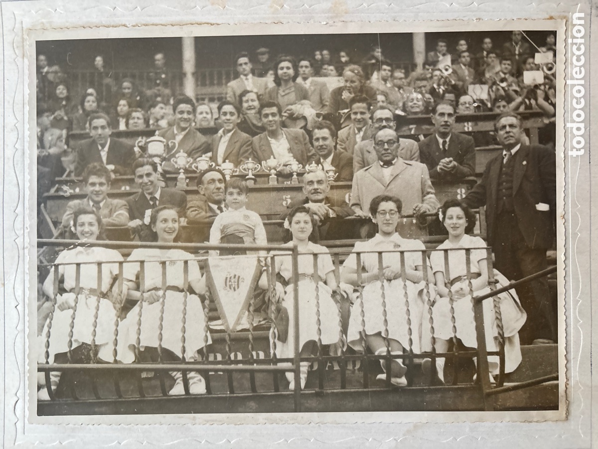 Antique Photography: FOTO. GUAPAS SE&Ntilde;ORITAS Y AUTORIDADES EN LA ENTREGA DE TROFEOS DEPORTIVOS. CIUDAD?. FOT&Oacute;GRAFO?.