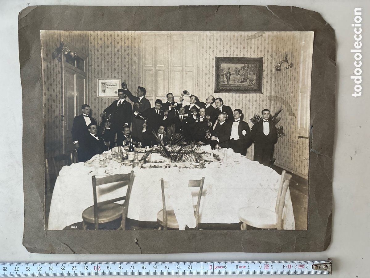 Fotograf&iacute;a antigua: FOTO. CELEBRACI&Oacute;N DE ANTIGUOS COMPA&Ntilde;EROS EN LUJOSO RESTAURANTE. BRINDIS. FOT&Oacute;GRAFO?.