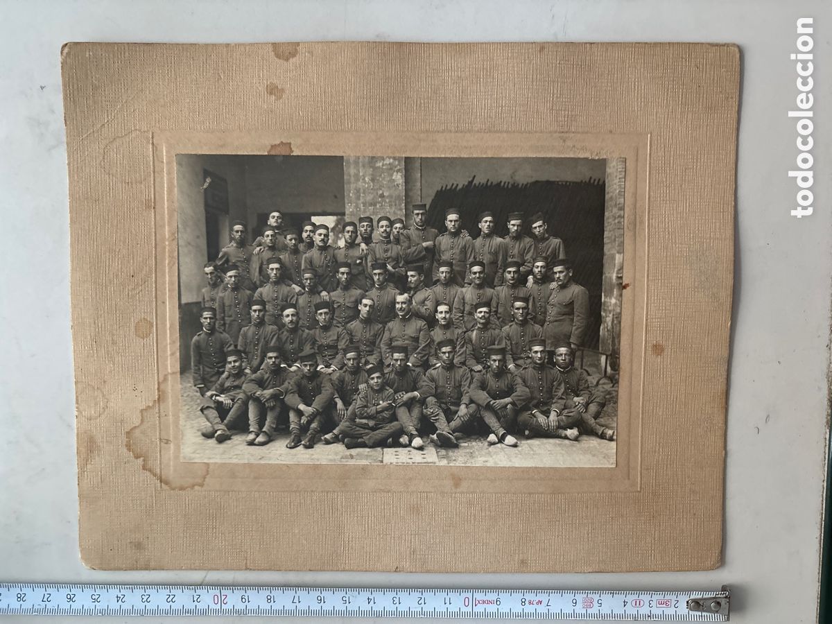 Antique Photography: FOTO. GRUPO DE MILITARES ALFONSINOS CON SUS MANDOS. CUARTEL / REGIMIENTO?.