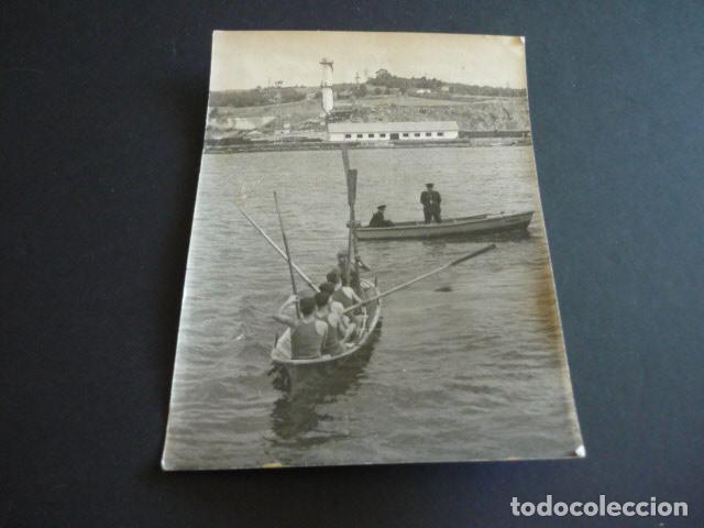 Photographie ancienne: AVILES ASTURIAS TRAINERA REMEROS Y LANCHA POLICIA PORTUARIA FOTOGRAFIA 13 X 18 CM