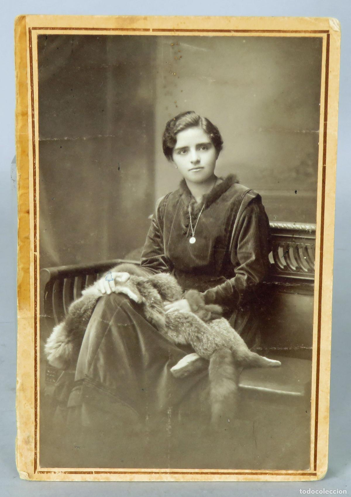 Fotografia antica: Fotograf&iacute;a gelatinobromuro dama sentada con estola piel dedicada 1917 sin nombre estudio