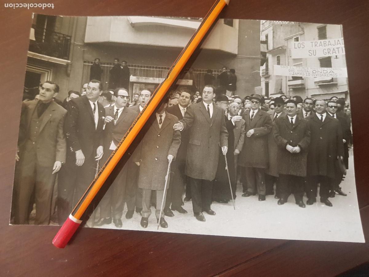 Fotografia antiga: VISITA ONDA D.FEDERICO SILVA MU&Ntilde;OZ (1923-1997) ALCALDE JOAQUIN MARTI Y CORPORACION AYUNTAMIENTO