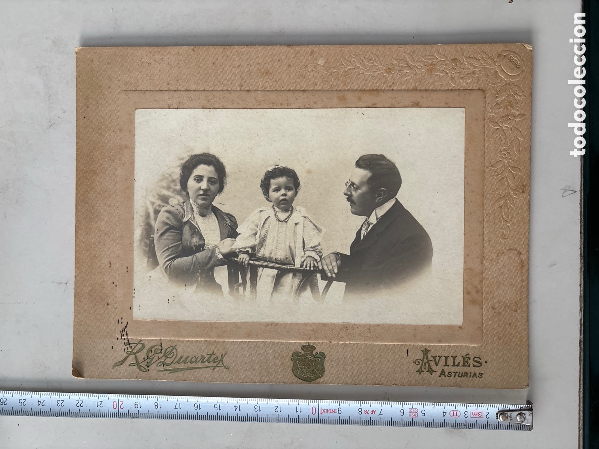 Alte Fotografie: FOTO. JOVEN MATRIMONIO CON SU PEQUE&Ntilde;A. R.G. DUARTE, FOTOGRAFO. AVILES. ASTURIAS.