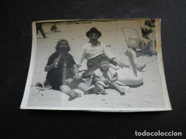 Alte Fotografie: ALICANTE PAREJA DE PUEBLO EN LA PLAYA ANTIGUA FOTOGRAFIA 5,5 X 8 CM