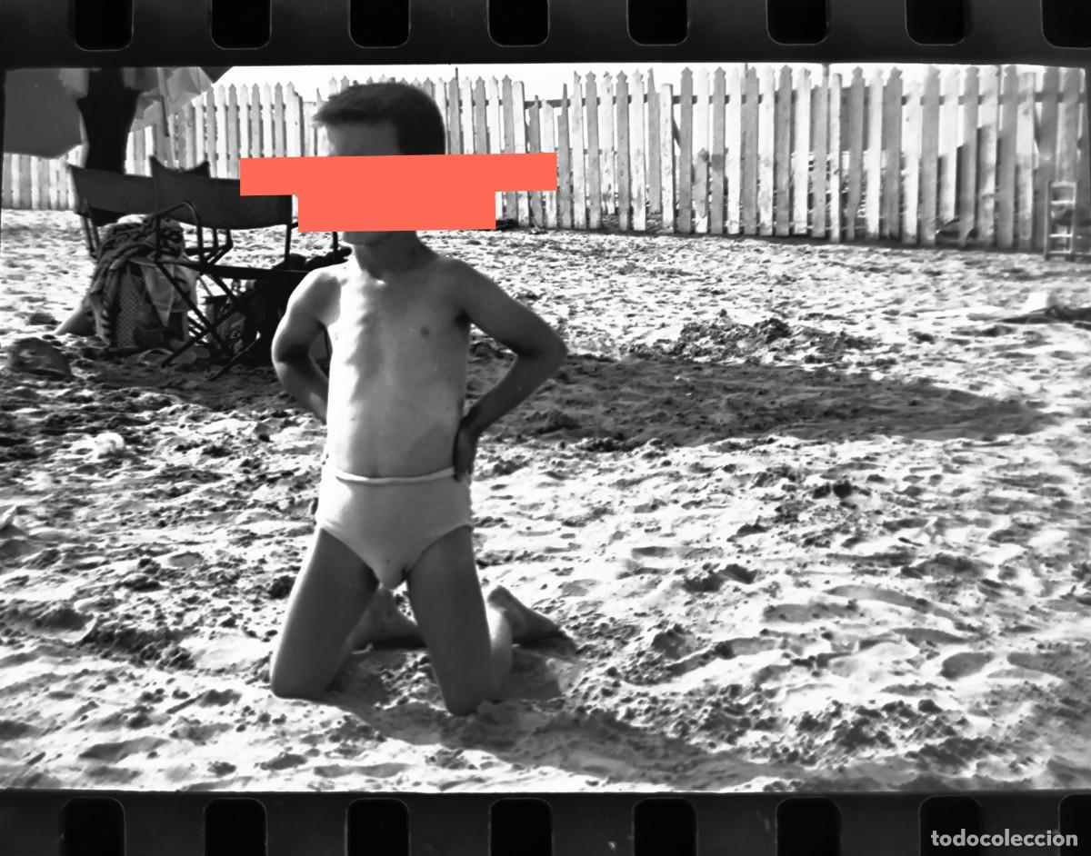 Antique Photography: Antiguo negativo de fotograf&iacute;a. Ni&ntilde;o en ba&ntilde;ador. Playa de Valencia. A&ntilde;os 50/60.