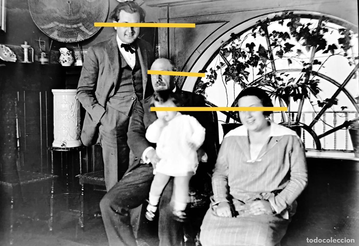 Alte Fotografie: Antiguo negativo de fotograf&iacute;a. Familia Burguesa. A&ntilde;os 20