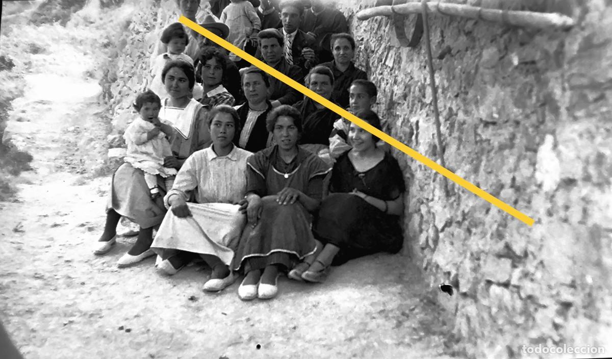 Photographie ancienne: Antiguo negativo de fotograf&iacute;a. Familiar. En el campo. Paisaje rural. A&ntilde;os 20.