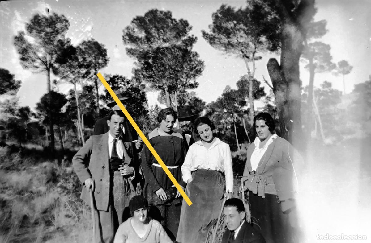 Antique Photography: Antiguo negativo de fotograf&iacute;a. Familiar. En el campo. Paisaje rural. A&ntilde;os 20.