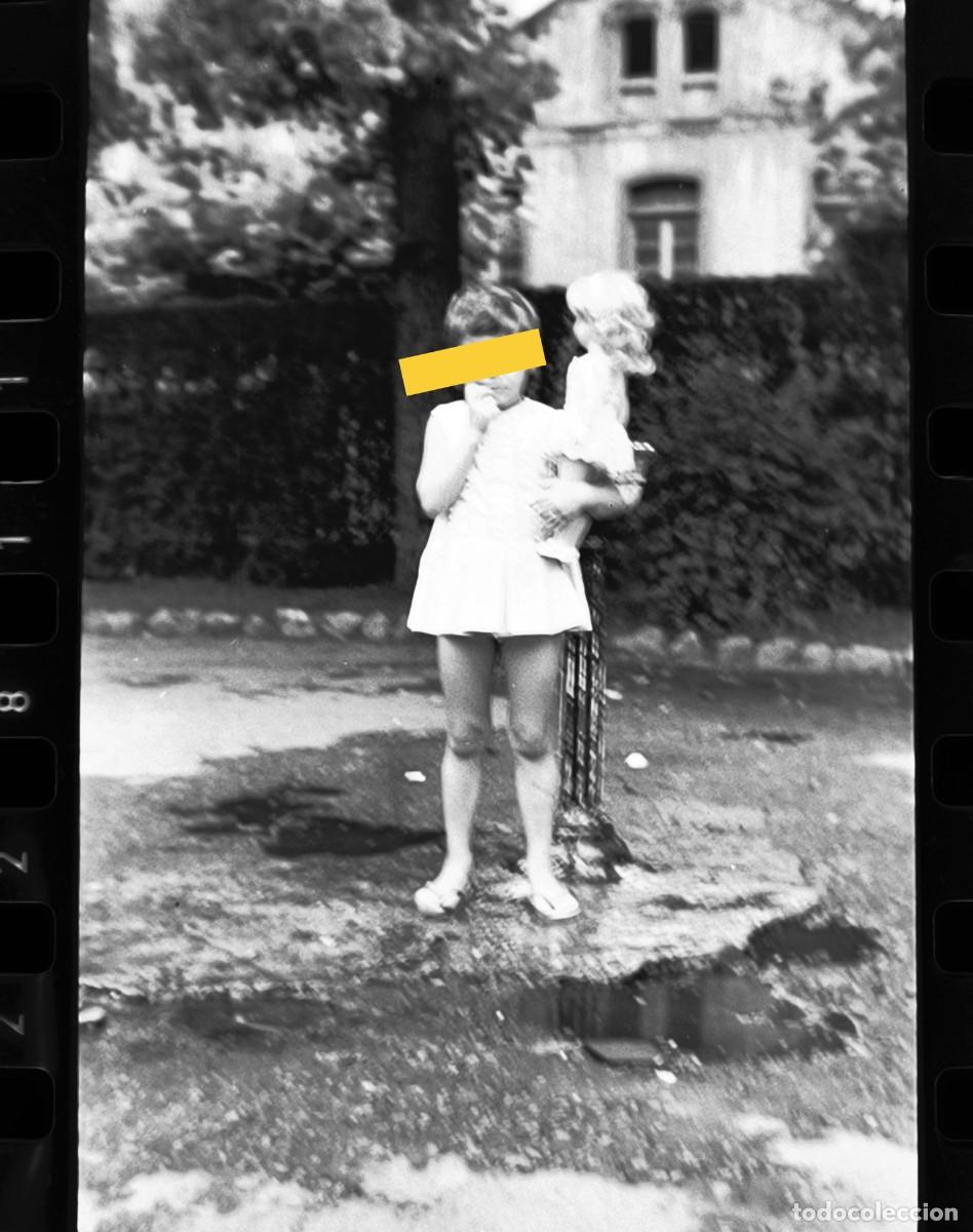 Fotografia antiga: Antiguo negativo de fotograf&iacute;a. Ni&ntilde;a con mu&ntilde;eca. A&ntilde;os 60.