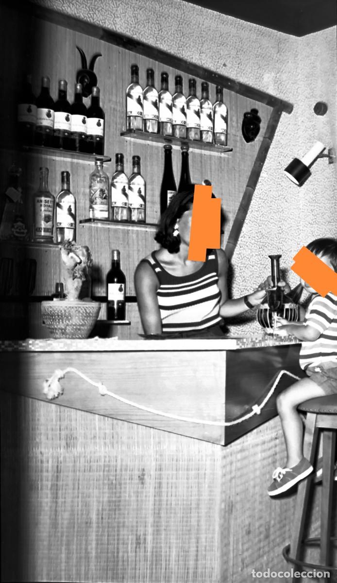 Fotograf&iacute;a antigua: Antiguo negativo de fotograf&iacute;a. Ni&ntilde;o en la barra del bar. A&ntilde;os 50/60.