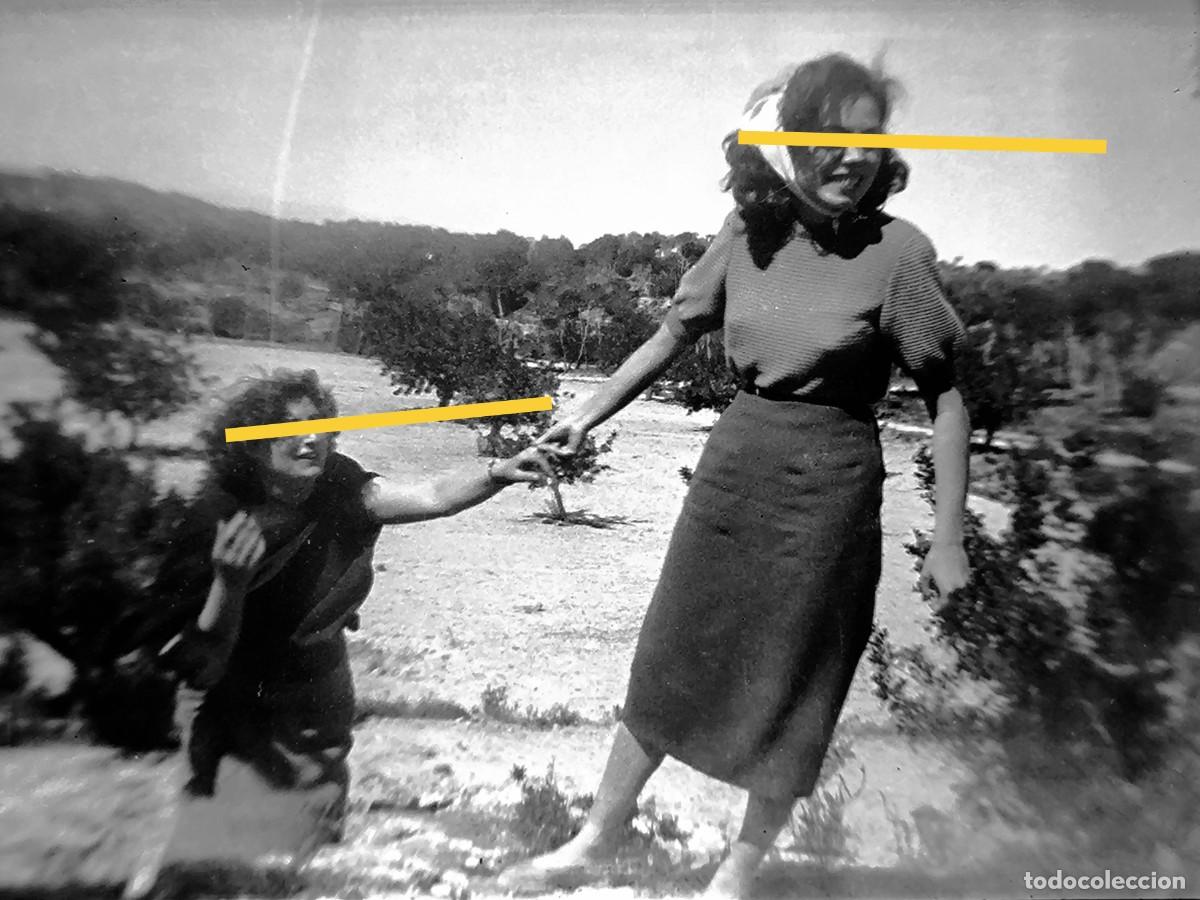 Fotografia antiga: Antiguo negativo de fotograf&iacute;a. Chica en el campo. A&ntilde;os 40.