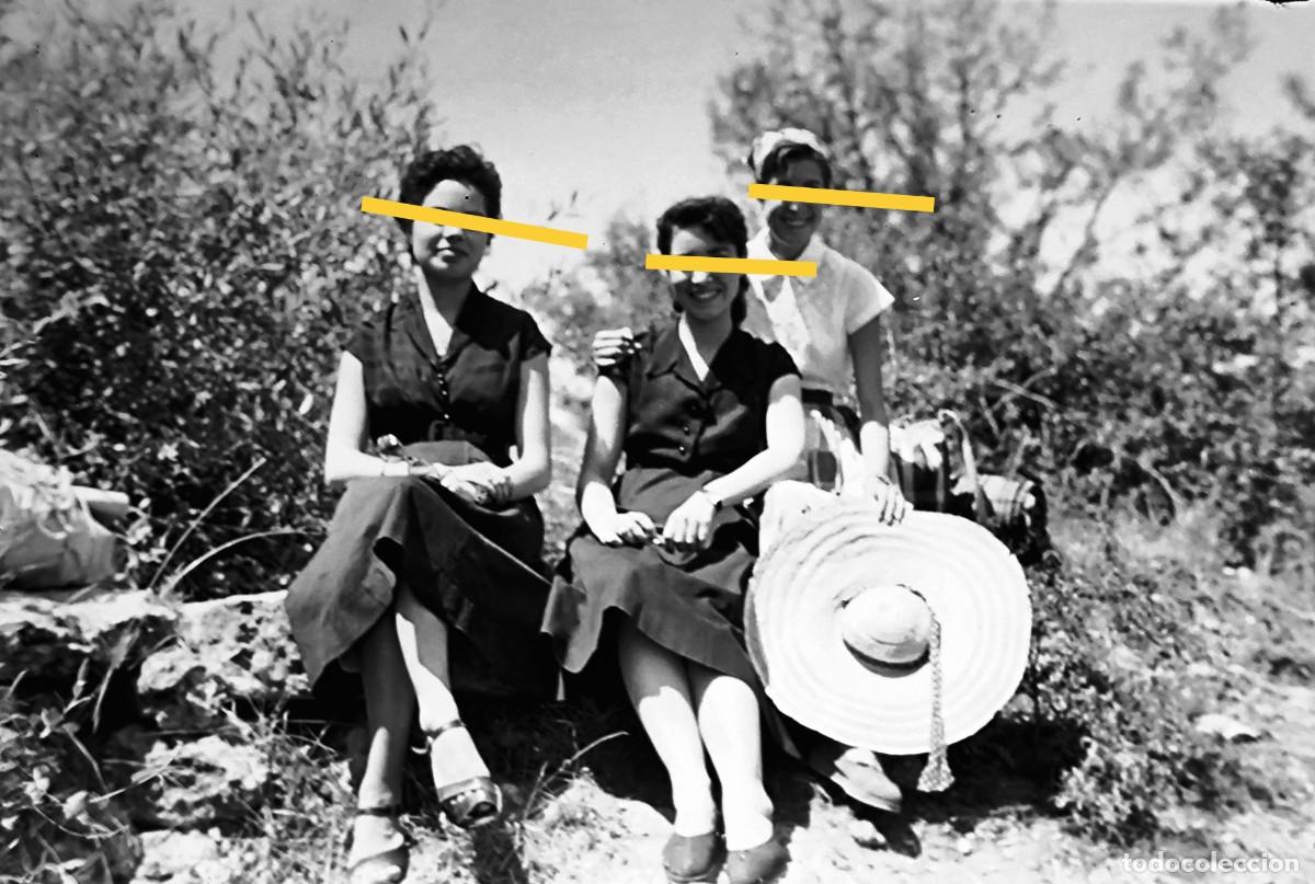 Fotografia antiga: Antiguo negativo de fotograf&iacute;a. Chicas posando. A&ntilde;os 40.