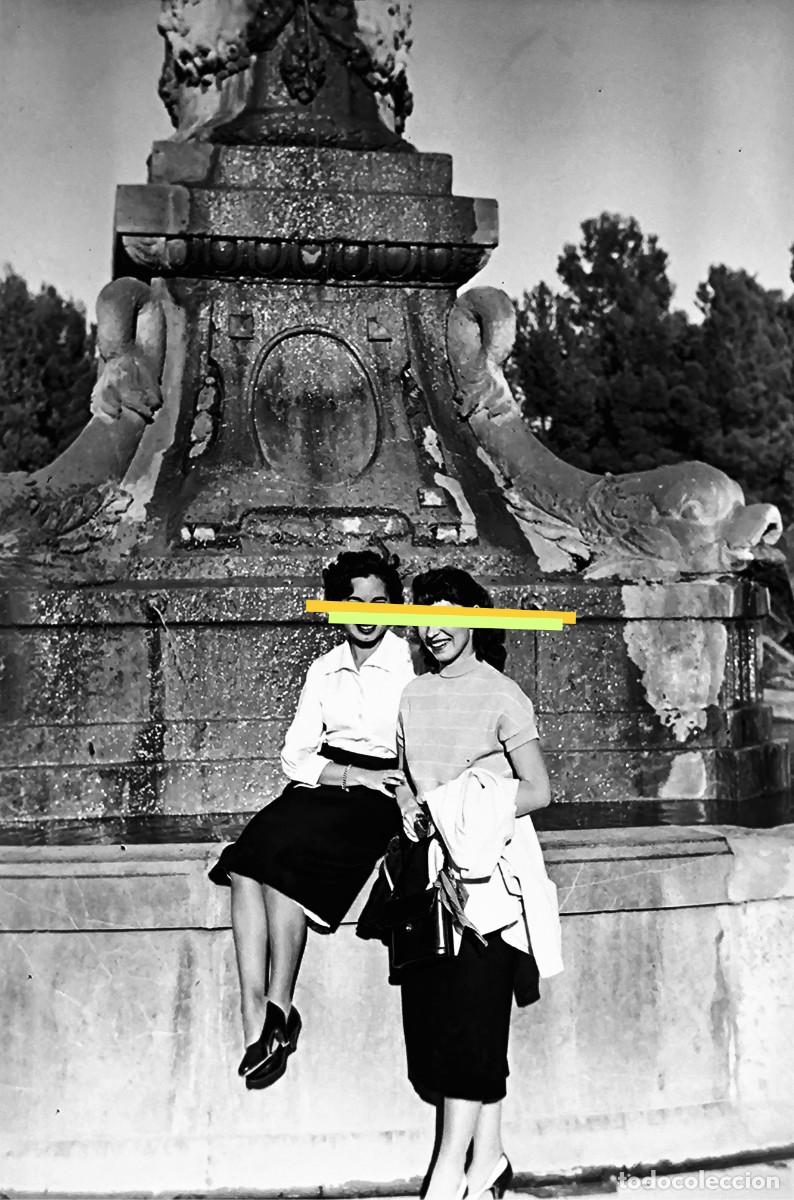 Photographie ancienne: Antiguo negativo de fotograf&iacute;a. Chicas posando. A&ntilde;os 40.