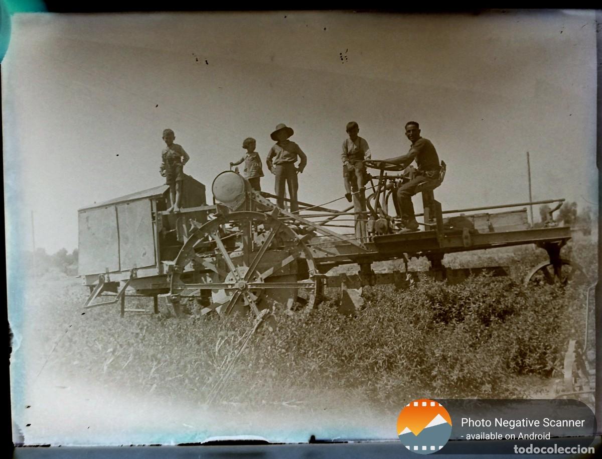 Fotografia antica: Antiguo negativo familiar. Maquinaria agr&iacute;cola. Trilladora, cosechadora? Ni&ntilde;os. Clich&eacute; cristal
