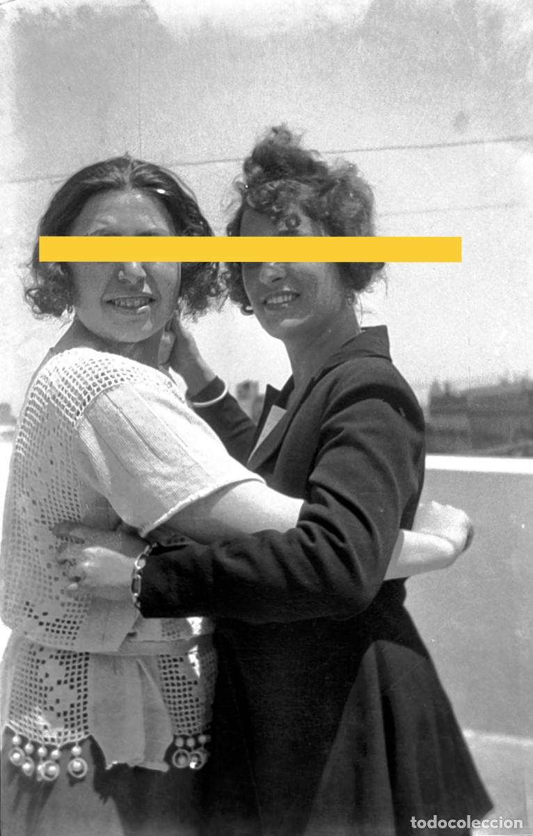 Fotografia antiga: Antiguo negativo de fotograf&iacute;a. Se&ntilde;oritas. A&ntilde;os 20.