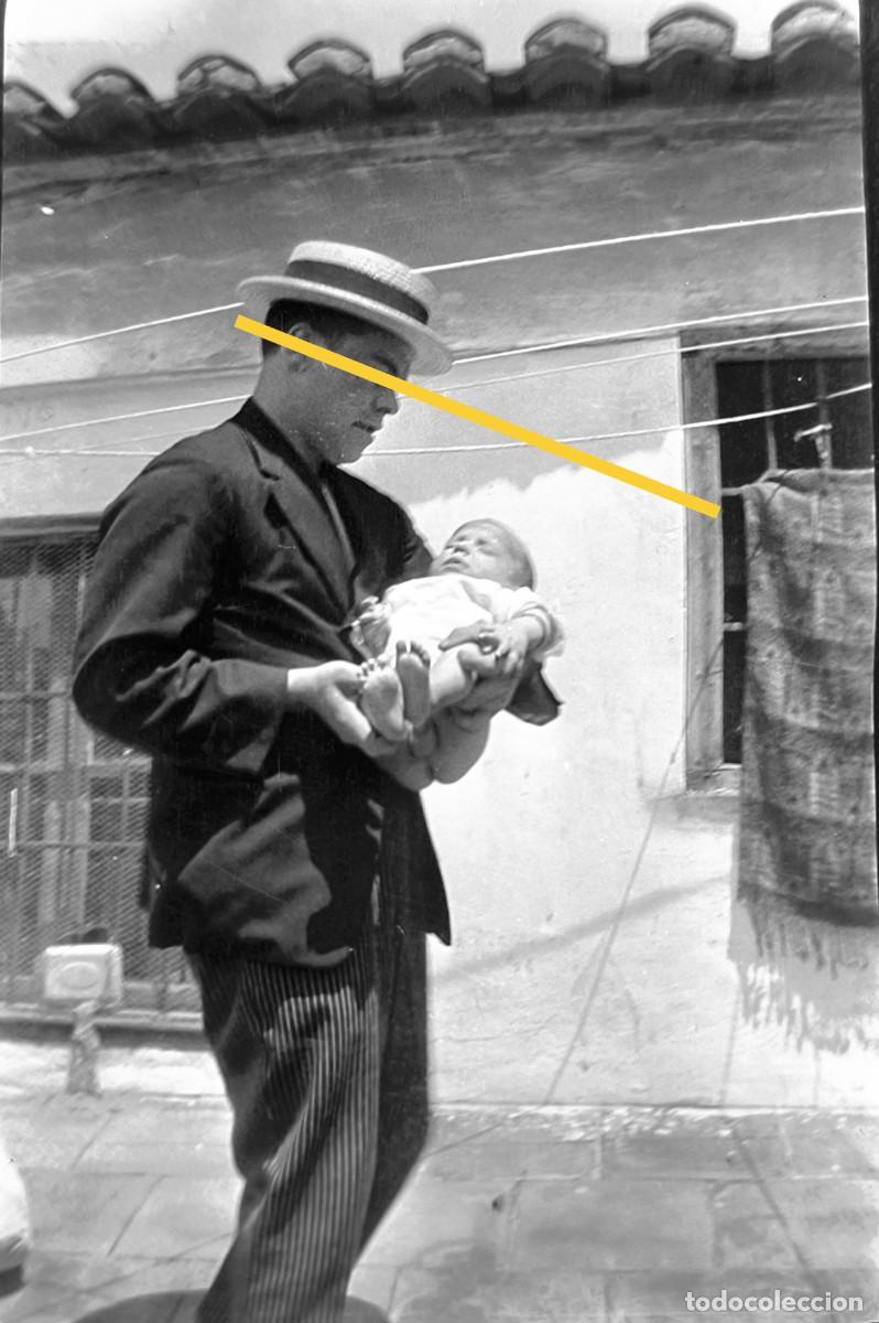 Fotograf&iacute;a antigua: Antiguo negativo de fotograf&iacute;a. Caballero, ni&ntilde;o. A&ntilde;os 20.