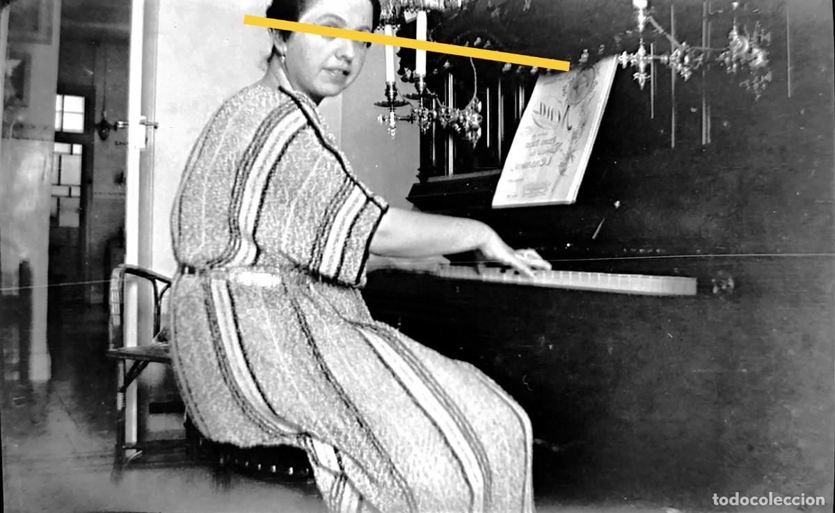 Fotograf&iacute;a antigua: Antiguo negativo de fotograf&iacute;a. Se&ntilde;orita tocando el piano. A&ntilde;os 20.