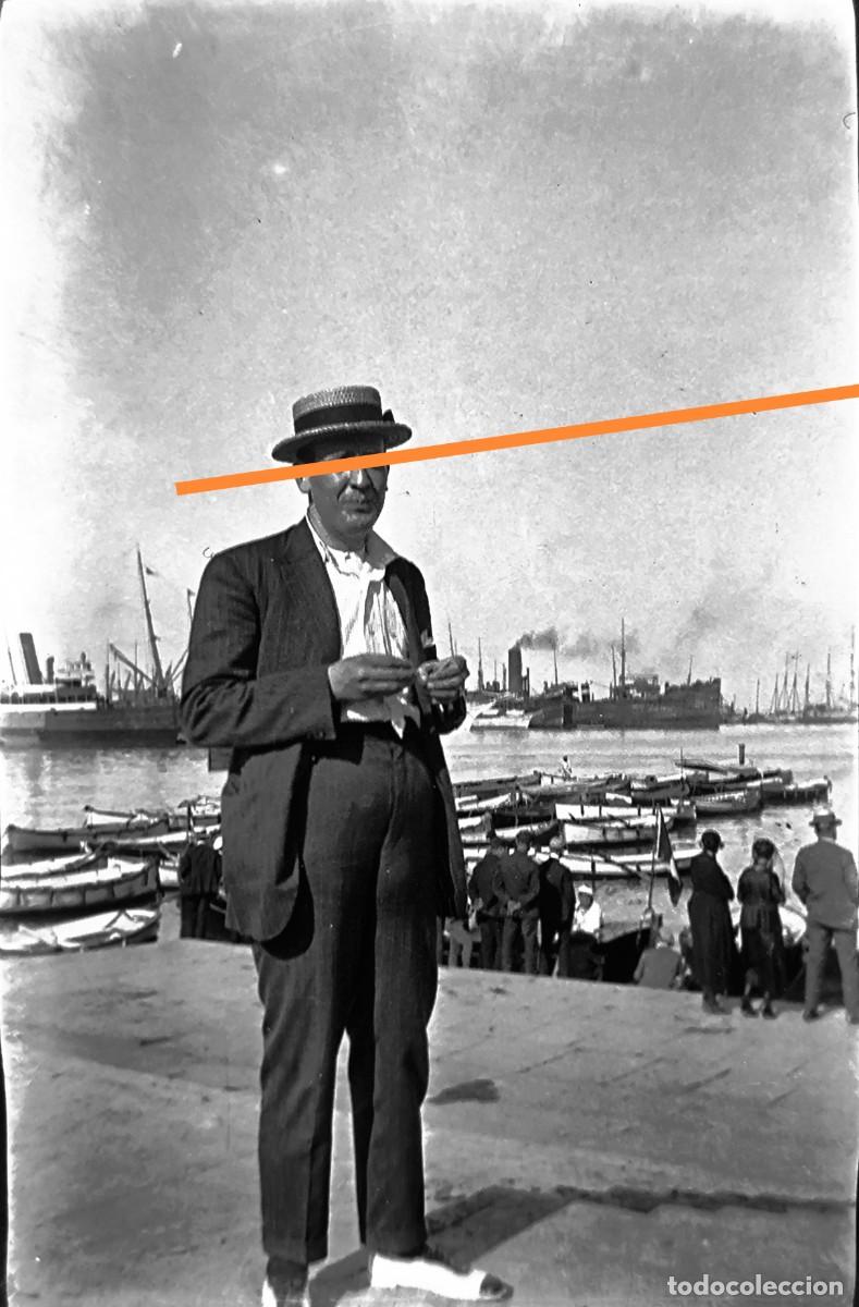Fotograf&iacute;a antigua: Antiguo negativo de fotograf&iacute;a. Caballero. En el puerto de Valencia. A&ntilde;os 20.