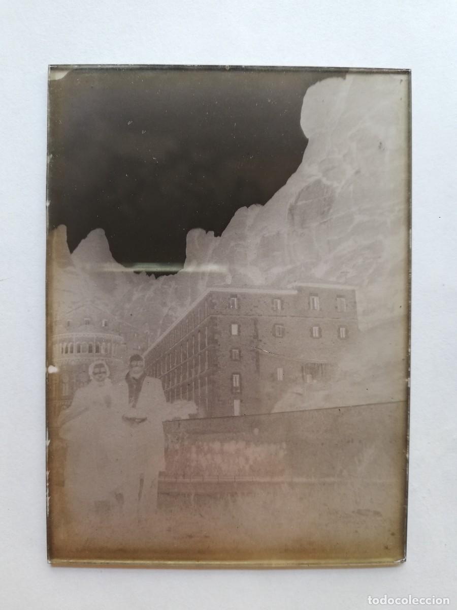 Fotograf&iacute;a antigua: Negativo cristal Montserrat. Fotograf&iacute;a pareja frente a monasterio.