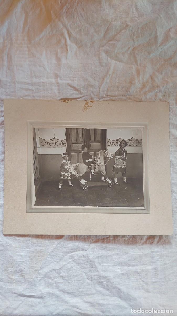 Fotografia antica: Antigua foto ni&ntilde;as con caballo de juguete