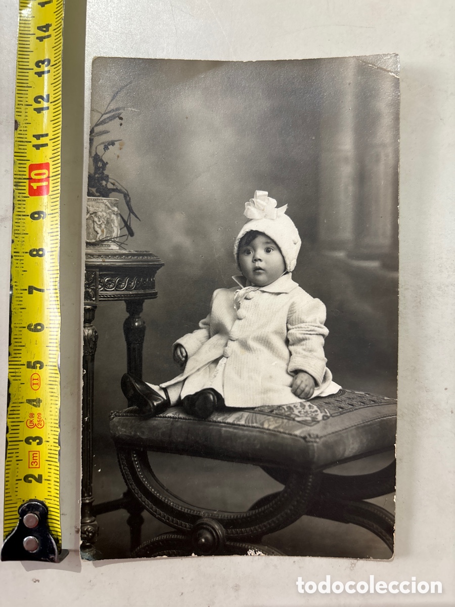 Fotograf&iacute;a antigua: LA PEQUE CON ABRIGO Y GORRITO. FOT&Oacute;GRAFO?.