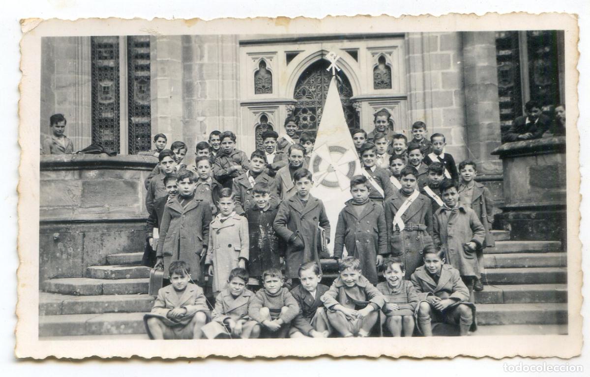 Photographie ancienne: Grupo de ni&ntilde;os Cruzados corazonistas con bandera, sin referencia de lugar 10,8x6,6 cm