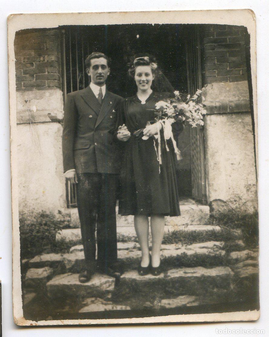 Fotograf&iacute;a antigua: Recien casados saliendo de la iglesia, sin referencia de fot&oacute;grafo ni lugar 6,8x8,7 cm
