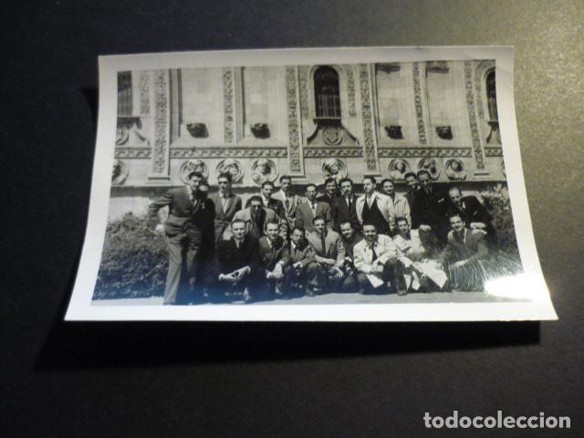 Fotograf&iacute;a antigua: LEON GRUPO DE AMIGOS ANTE SAN MARCOS ANTIGUA FOTOGRAFIA 7 X 10 CM
