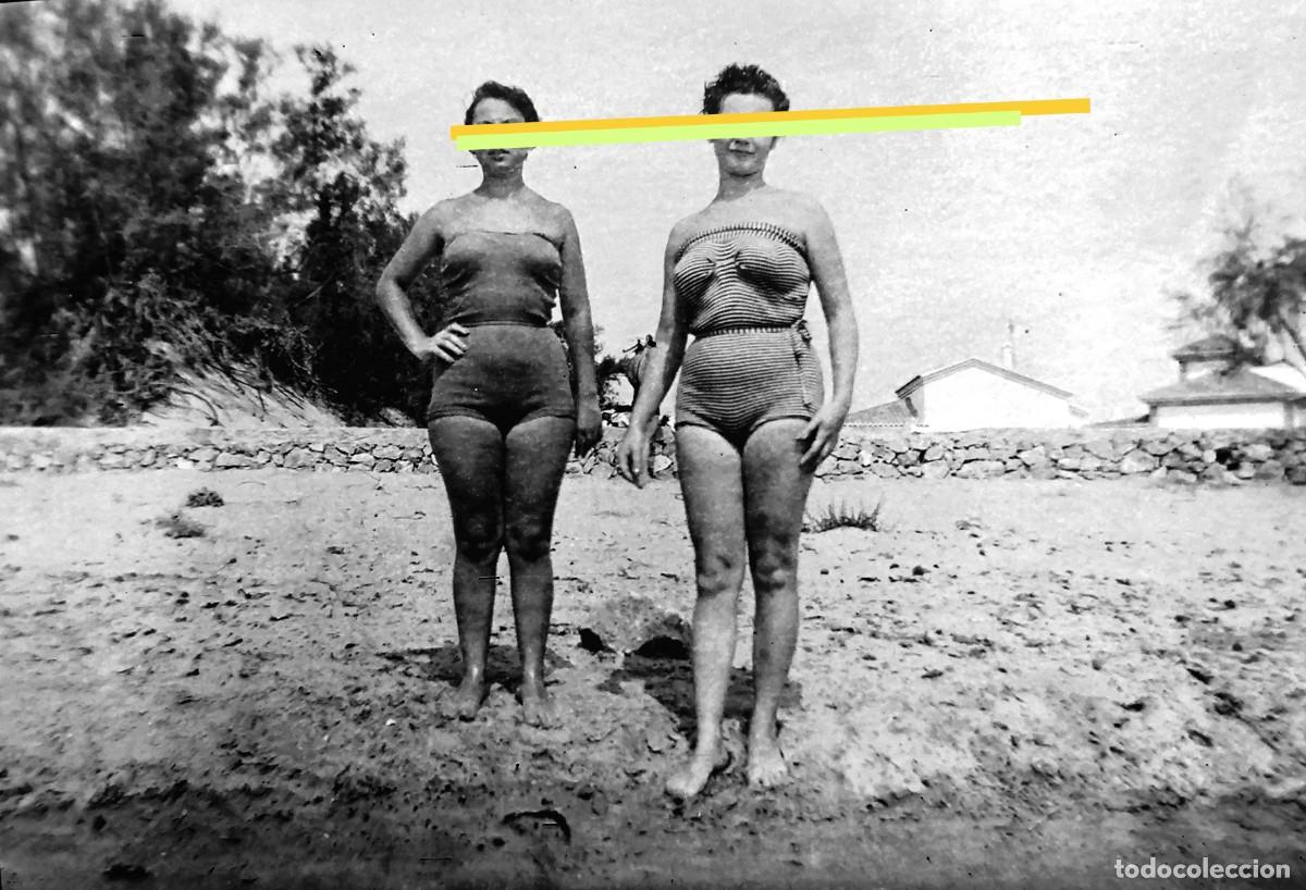 Alte Fotografie: Antiguo negativo de fotograf&iacute;a. Mujer en ba&ntilde;ador. A&ntilde;os 50.