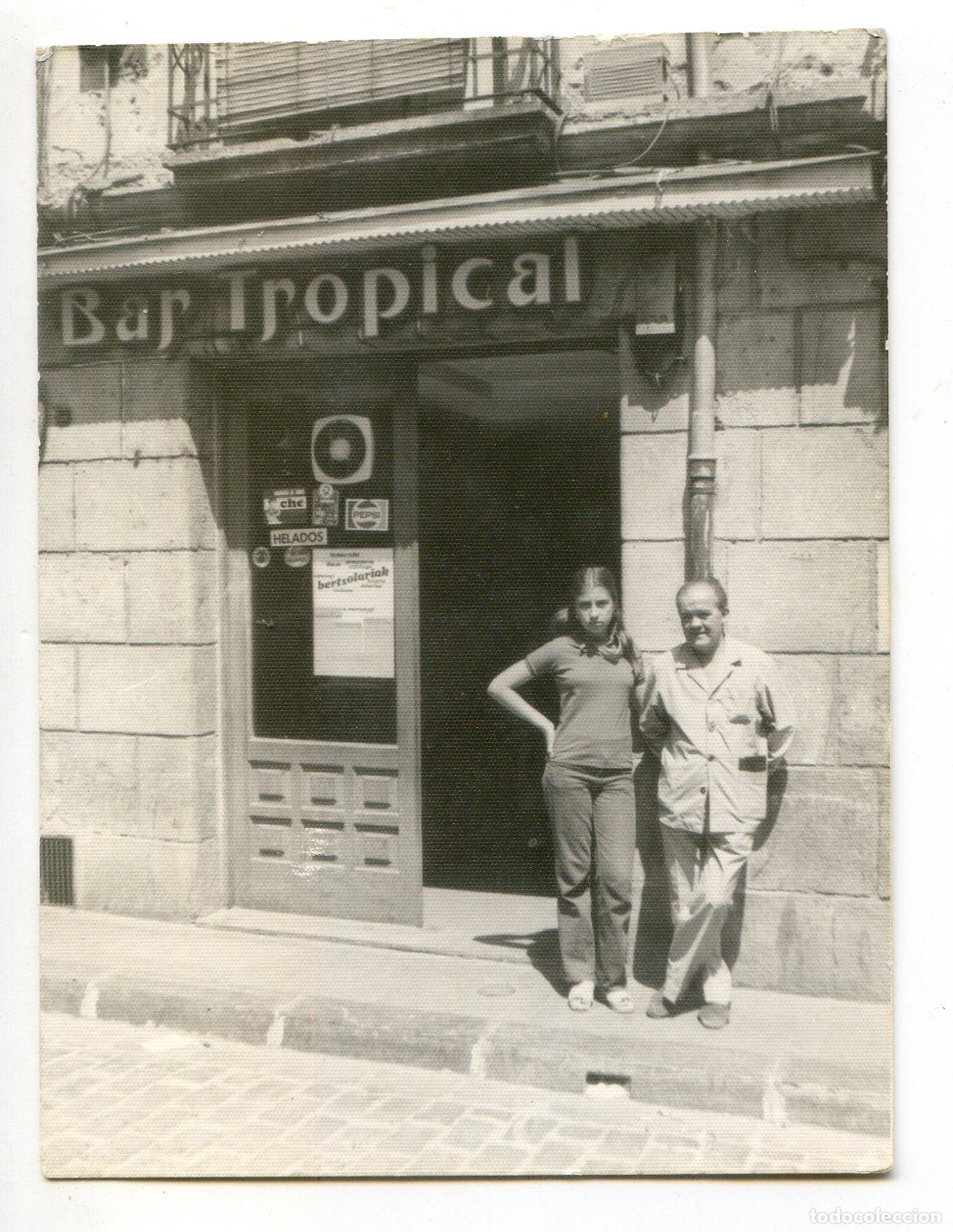 Alte Fotografie: Pa&iacute;s Vasco, lugar a identificar. Bar Tropical, julio 1976. Cartel Bertzolariak en la puerta