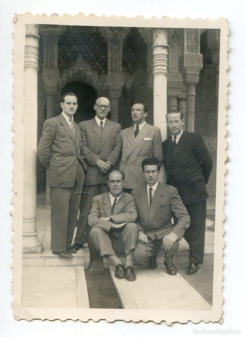 Fotograf&iacute;a antigua: Grupo de caballeros en La Alhambra de Granada, foto 5,2x8,8 cm. Circa 1950