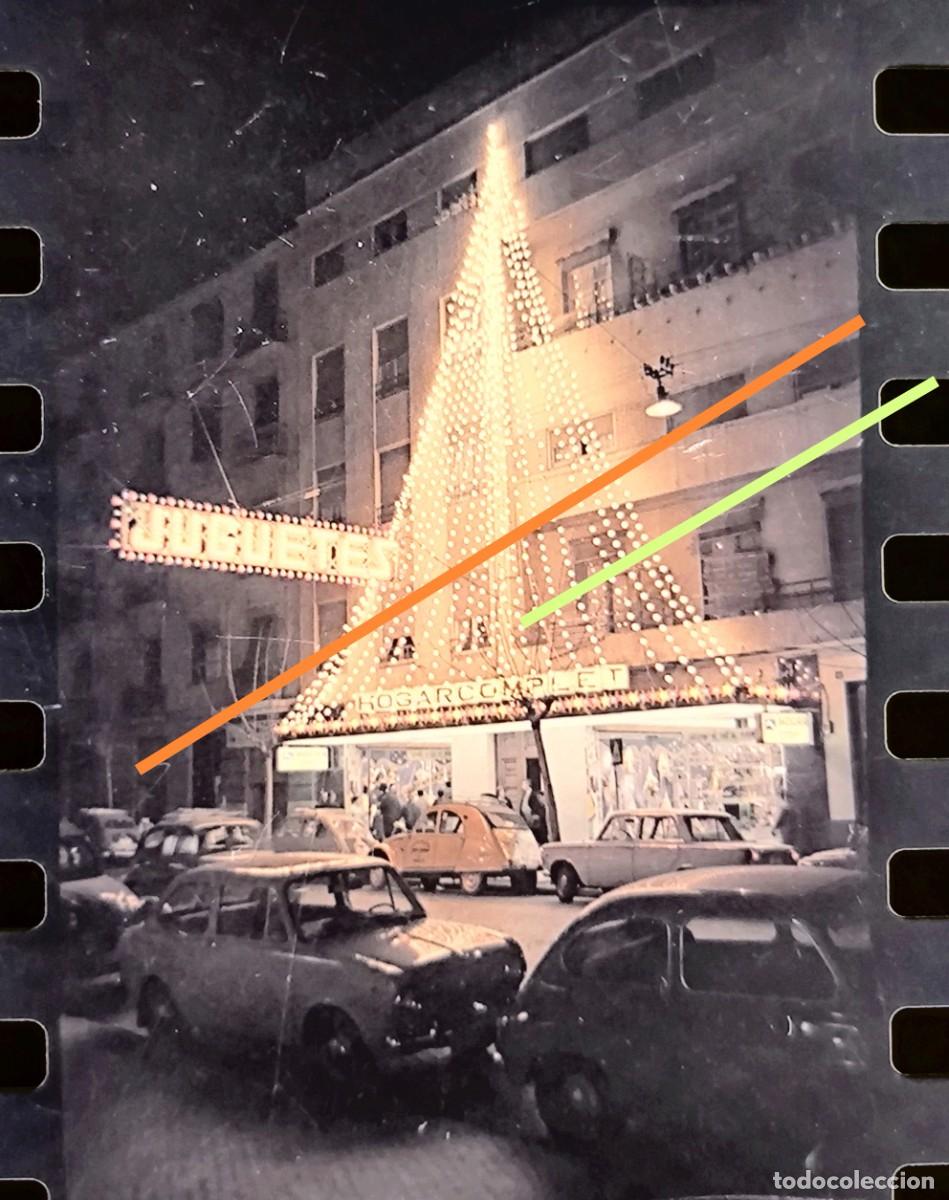 Fotograf&iacute;a antigua: Antiguo negativo de fotograf&iacute;a. Escaparate. Tienda de Juguetes. A&ntilde;os 60.