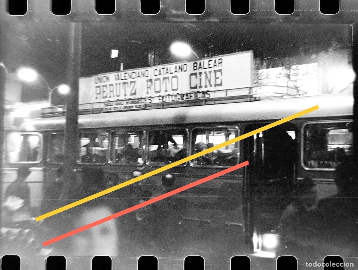 Fotografia antiga: Antiguo negativo de fotograf&iacute;a. Autob&uacute;s. Cartel publicitario. Foto cine Perutz. A&ntilde;o 1961.