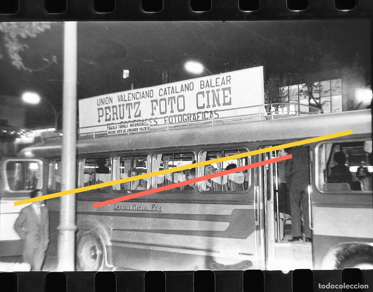 Fotograf&iacute;a antigua: Antiguo negativo de fotograf&iacute;a. Autob&uacute;s. Cartel publicitario. Foto cine Perutz. A&ntilde;o 1961.