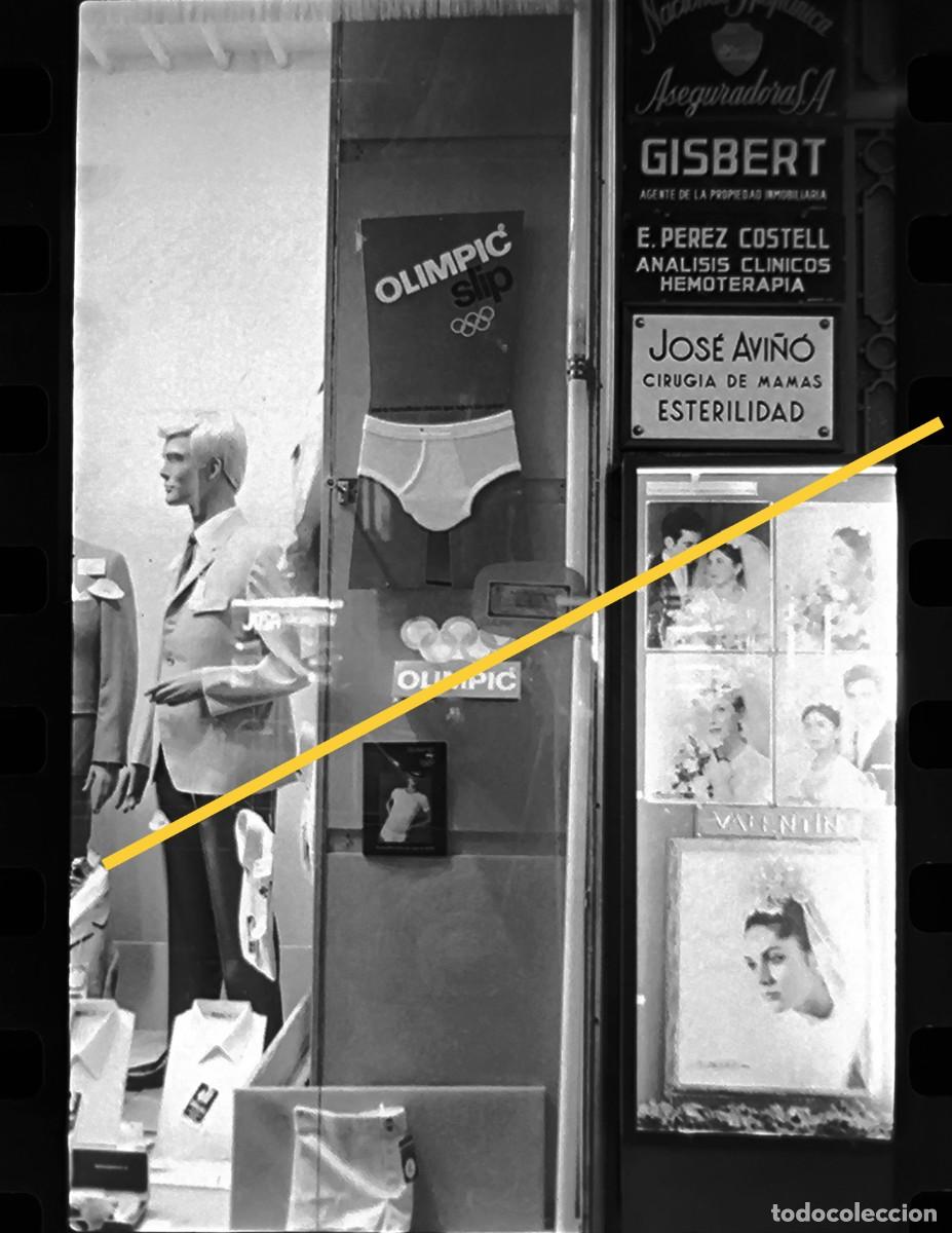 Fotografia antiga: Antiguo negativo de fotograf&iacute;a. Escaparate. Lencer&iacute;a masculina Olimpic. A&ntilde;os 60