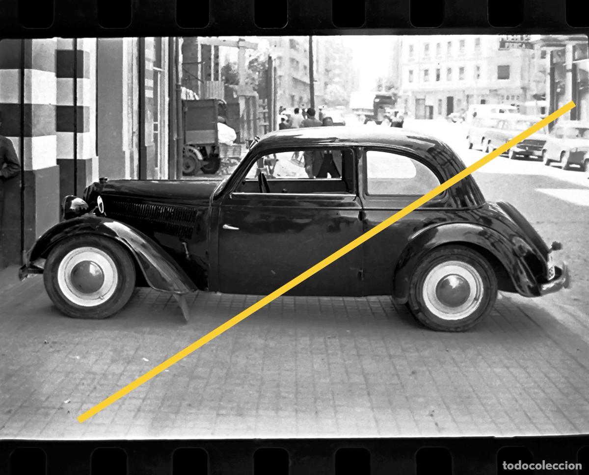 Fotograf&iacute;a antigua: Antiguo negativo de fotograf&iacute;a. Coche. A&ntilde;os 60