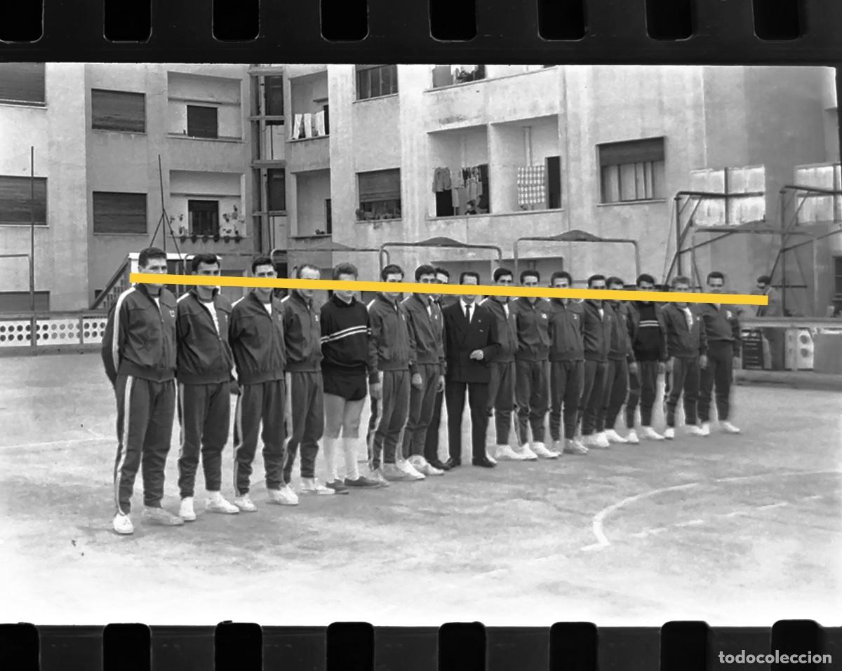 Photographie ancienne: Antiguo negativo de fotograf&iacute;a. Equipo de balonmano. Lanas Arag&oacute;n. A&ntilde;o 1962