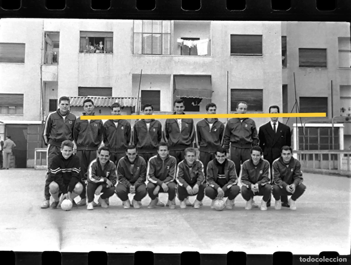 Alte Fotografie: Antiguo negativo de fotograf&iacute;a. Equipo de balonmano. Lanas Arag&oacute;n. A&ntilde;o 1962