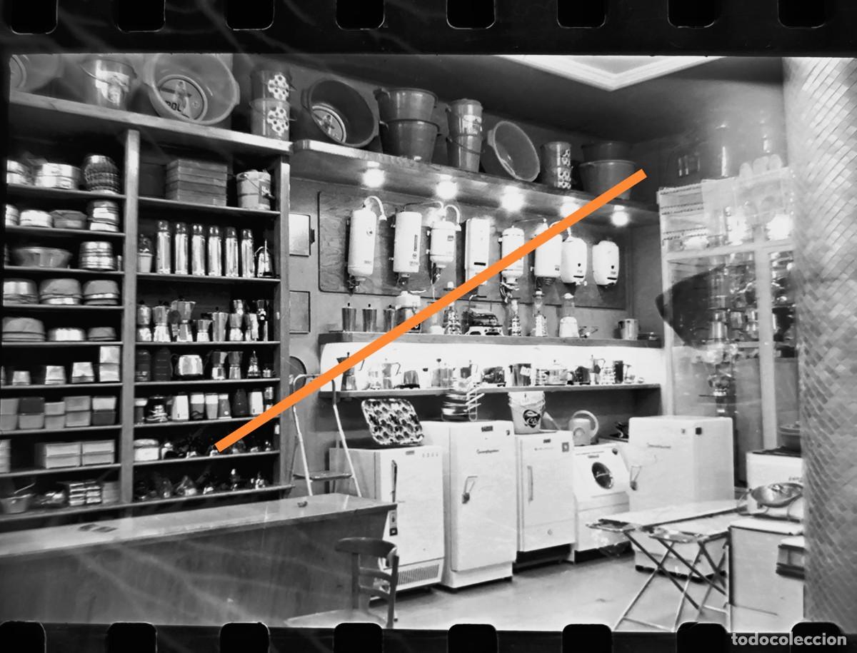 Alte Fotografie: Antiguo negativo de fotograf&iacute;a. Tienda de electrodom&eacute;sticos, hogar. A&ntilde;o 1962.