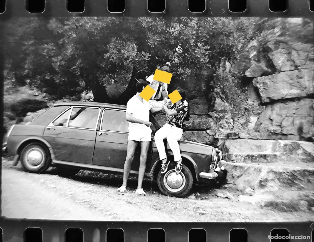 Fotografia antiga: Antiguo negativo de fotograf&iacute;a. Coche Austin Morris 1100. A&ntilde;os 60.