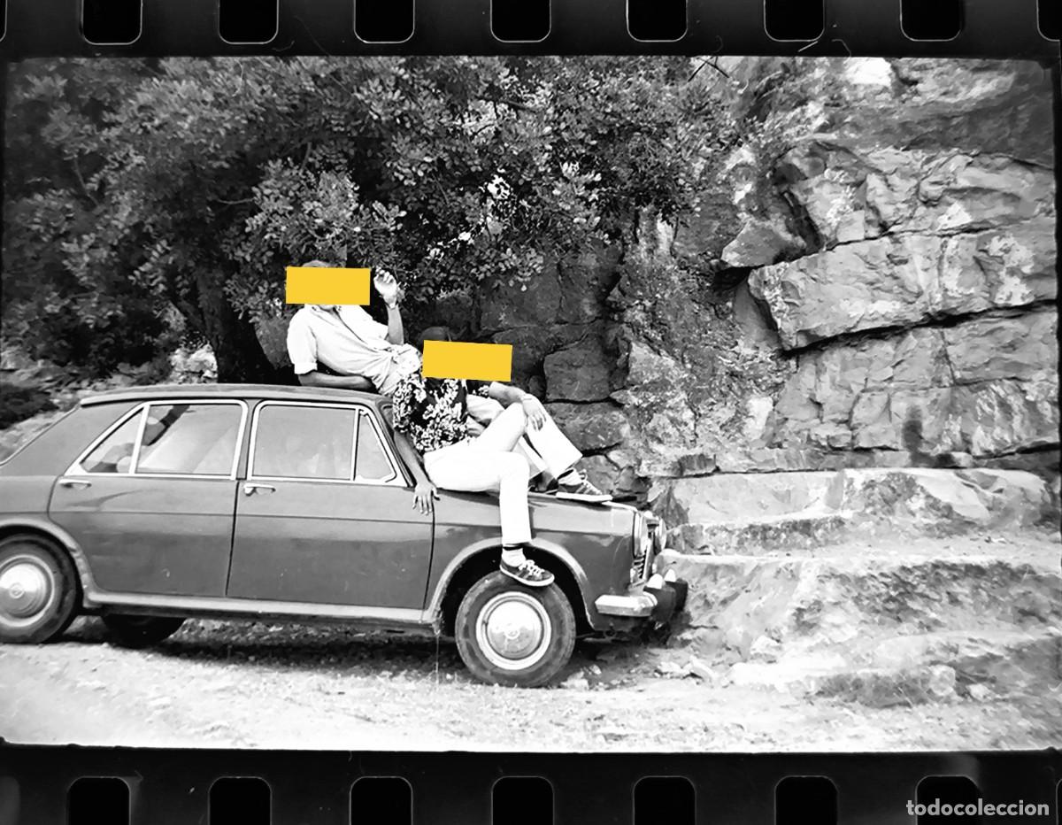 Fotografia antica: Antiguo negativo de fotograf&iacute;a. Coche Austin Morris 1100. A&ntilde;os 60.