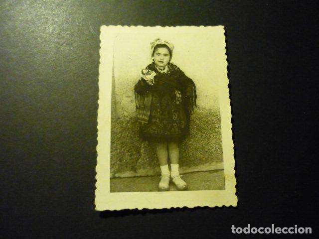 Fotografia antiga: SANTIBA&Ntilde;EZ DE BEJAR SALAMANCA NI&Ntilde;A TRAJE TRADICIONAL CEJUELO FOTOGRAFO ANTIGUA FOTOGRAFIA 6 X 8 CM